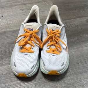Hoka One One Clifton 8 - Like New!